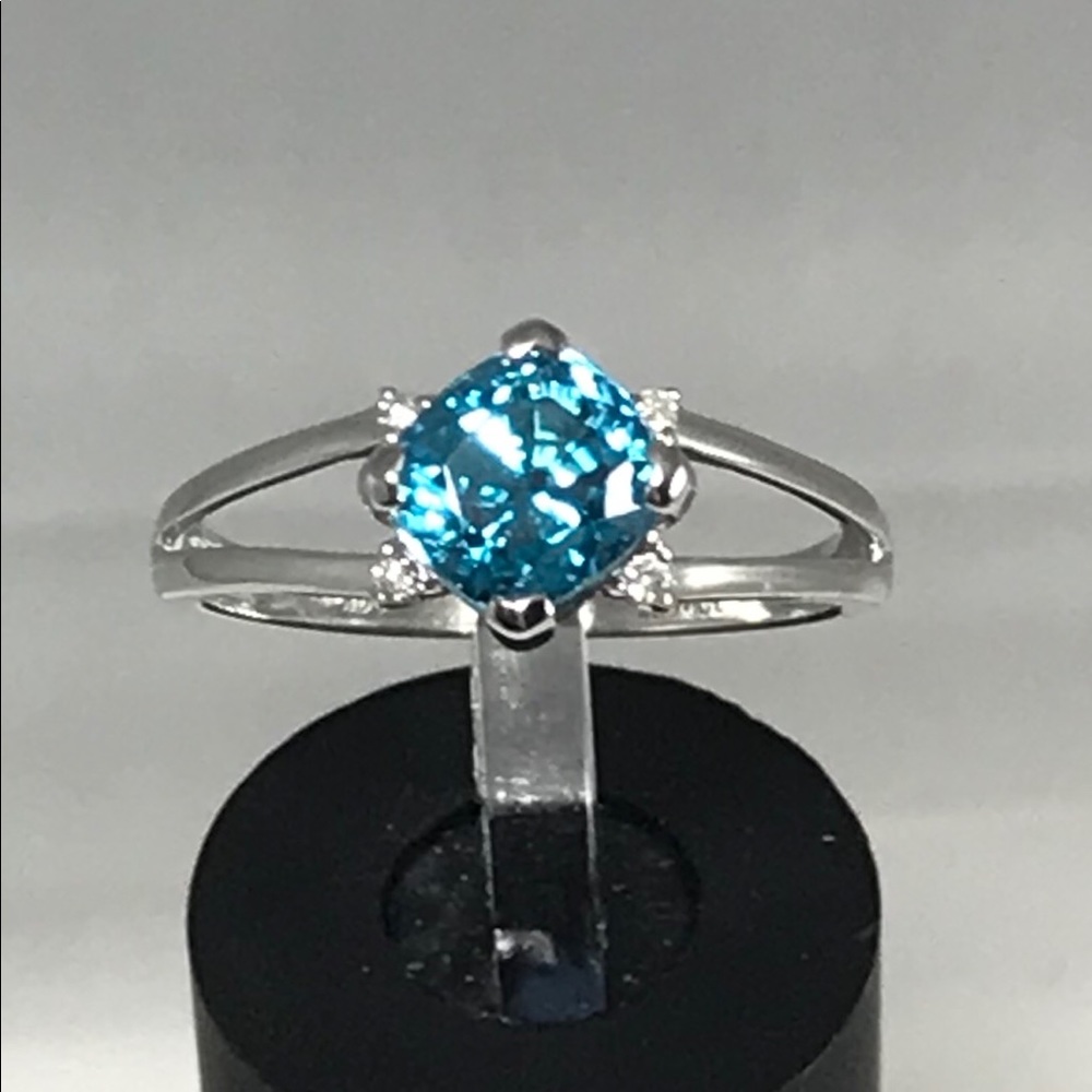 2.90 ct Blue Zircon in 14kt Gold